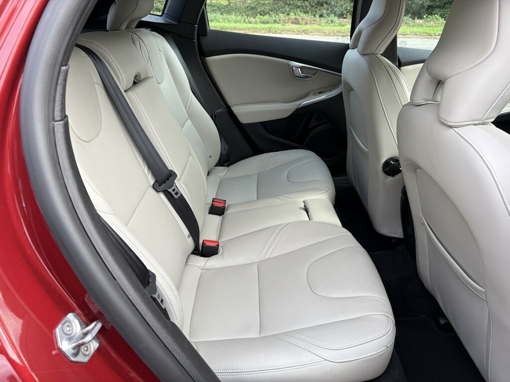 Volvo V40 D4 R-design Hatchback Black #9