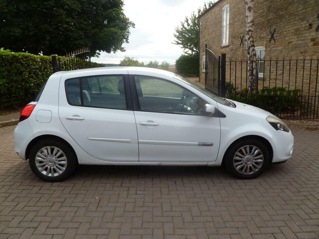 Renault Clio 1.2 Expression Hatchback EN12YRD White #2