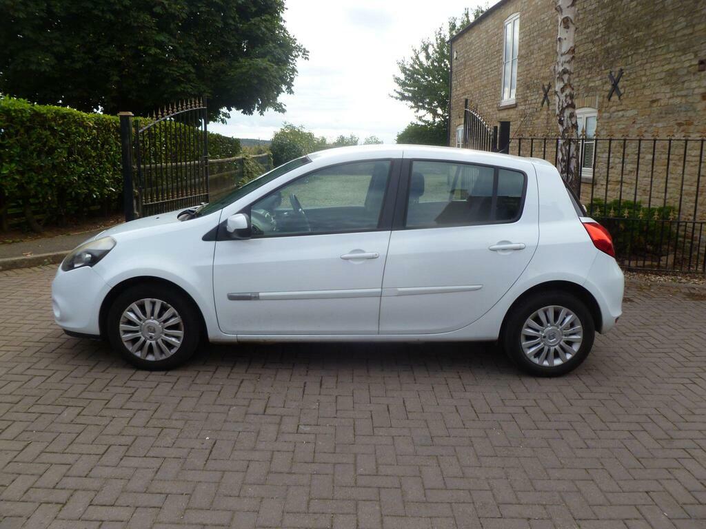 Renault Clio 1.2 Expression Hatchback White