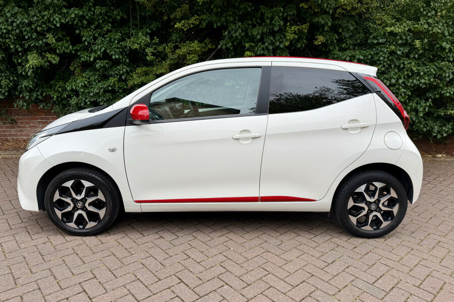 Toyota Aygo Hatchback YE69DXY White #4