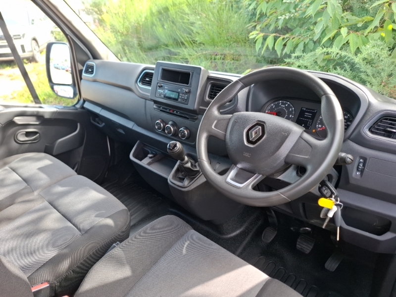 Renault Master Lm35 Blue Dci 135 Advance Medium Roof Van White #3