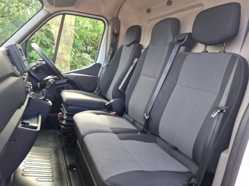 Renault Master Lm35 Blue Dci 135 Advance Medium Roof Van White #6