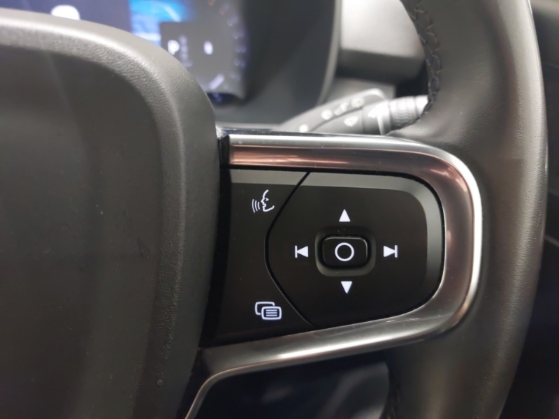Volvo XC40 Plus Blue #13