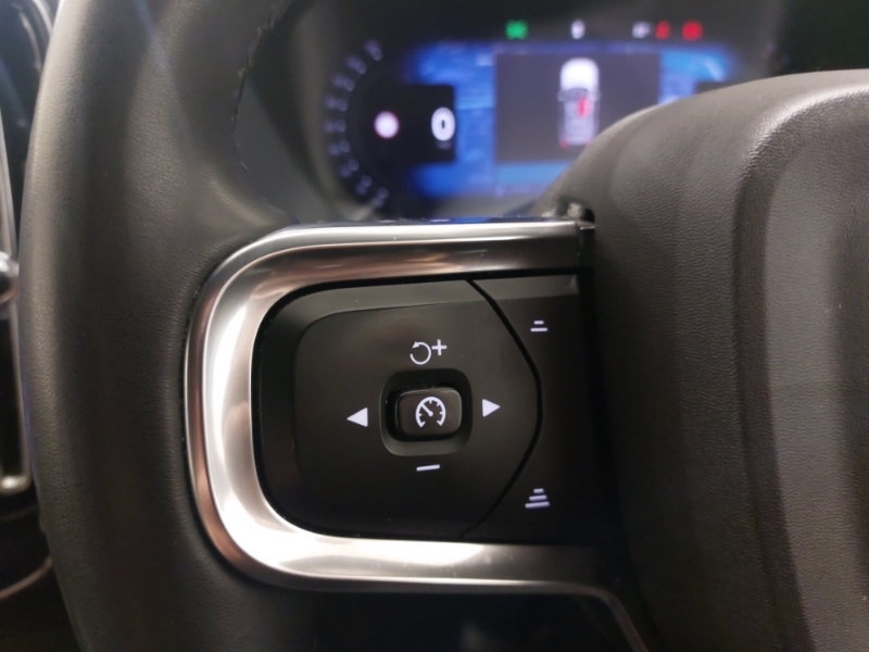 Volvo XC40 Plus Blue #12