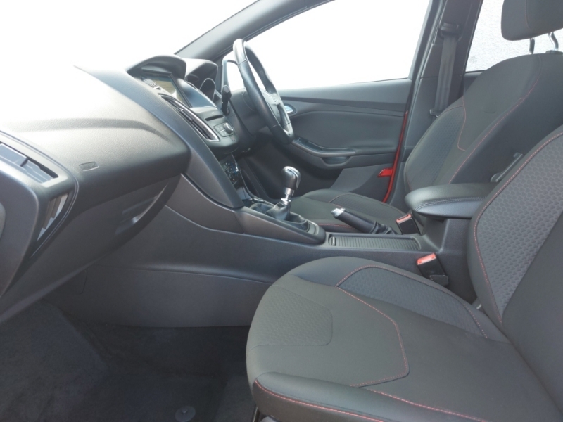 Ford Focus 1.0 Ecoboost 140 St-line Navigation ST18XRY Red #5