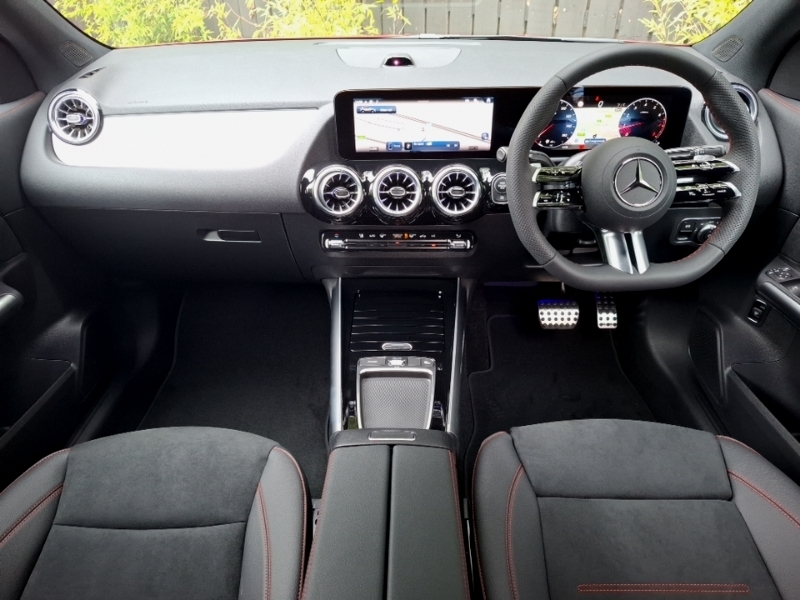 Mercedes-Benz GLA Class Gla 200 Amg Line Executive Red #3
