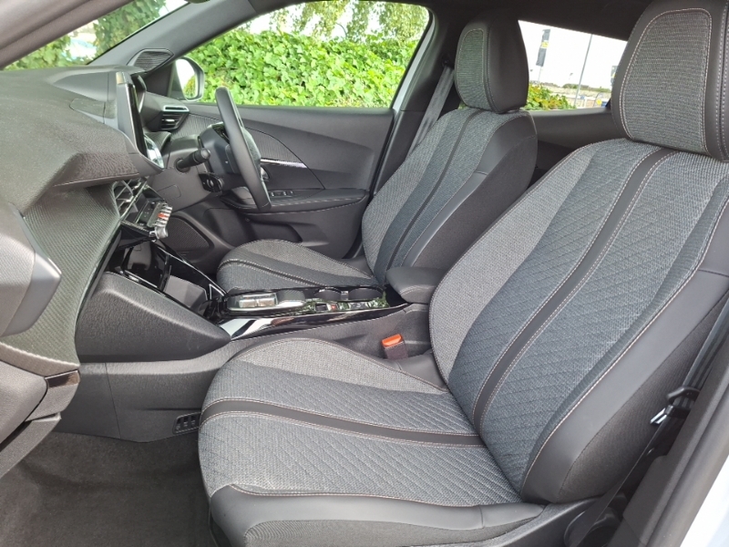 Peugeot e-2008 100Kw Allure 50Kwh White #5