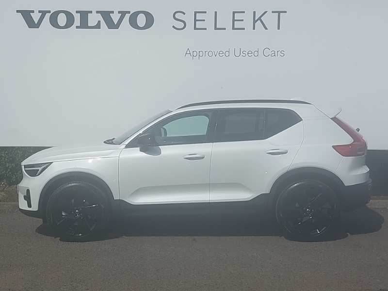 Volvo XC40 2.0 B3p Plus Black Edition SO26AVC White #2