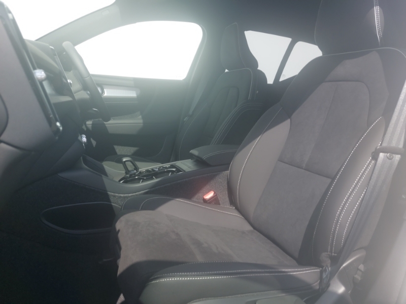 Volvo XC40 2.0 B3p Plus Black Edition SO26AVC White #3
