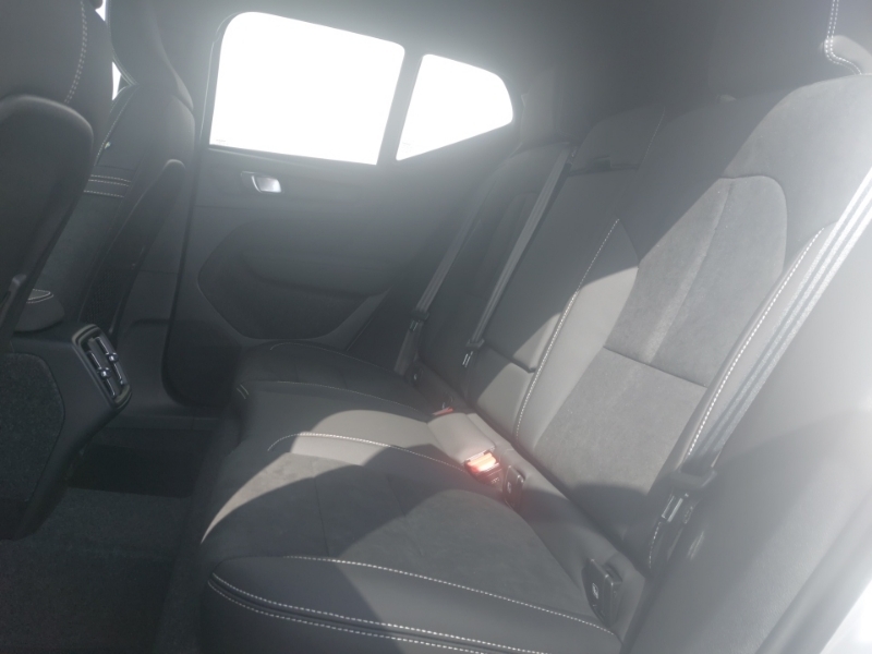Volvo XC40 2.0 B3p Plus Black Edition SO26AVC White #4