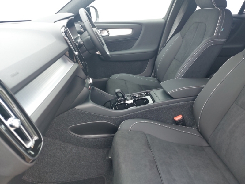 Volvo XC40 2.0 B3p Plus Black Edition SO26AYJ White #5