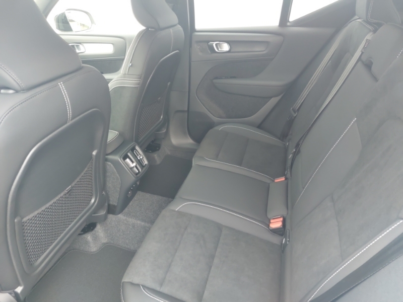 Volvo XC40 2.0 B3p Plus Black Edition SO26AYJ White #6