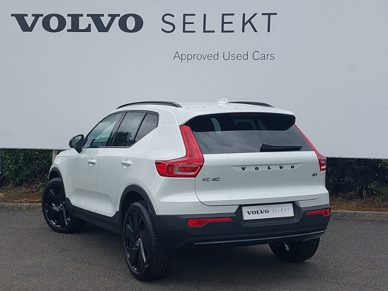 Volvo XC40 2.0 B3p Plus Black Edition SO26AYJ White #2