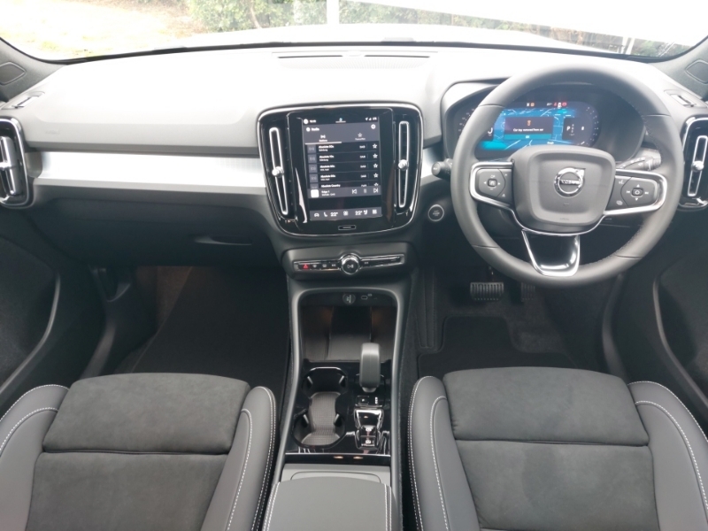 Volvo XC40 2.0 B3p Plus Black Edition SO26AYJ White #3