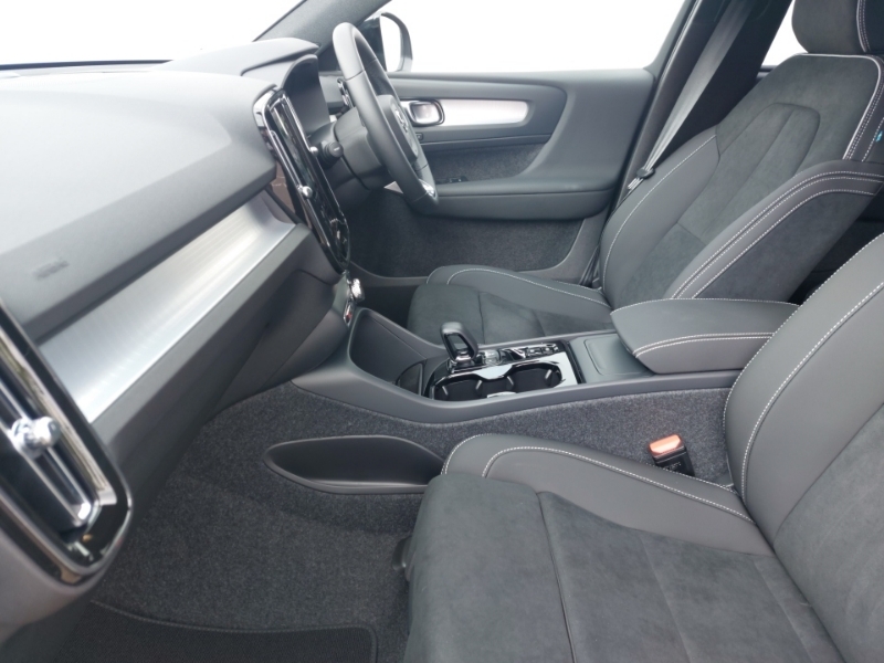 Volvo XC40 2.0 B3p Plus Black Edition SM26WZE Blue #5