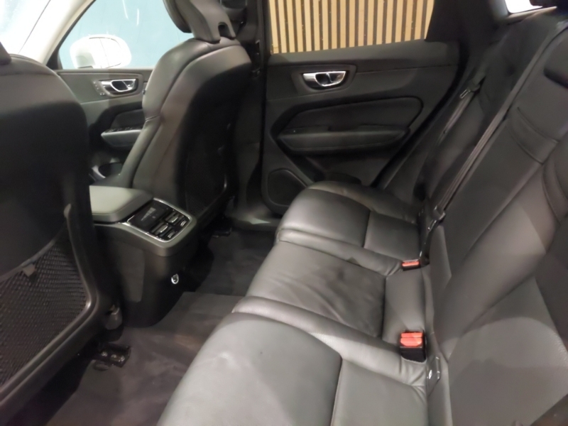 Volvo XC60 2.0 B4d Momentum Pro Awd Geartronic Silver #6
