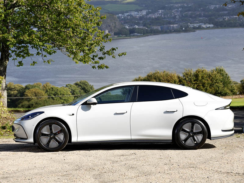 MG IM5 300Kw Long Range 100Kwh White #4
