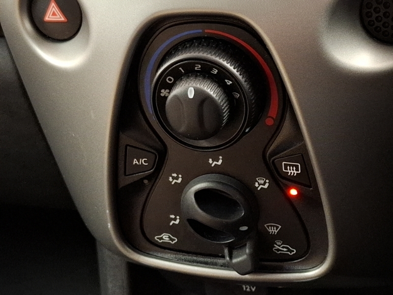 Peugeot 108 108 Active Red #15