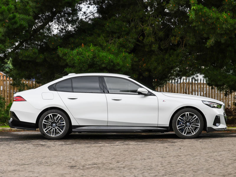 BMW 5 Series 550E Xdrive M Sport White #3
