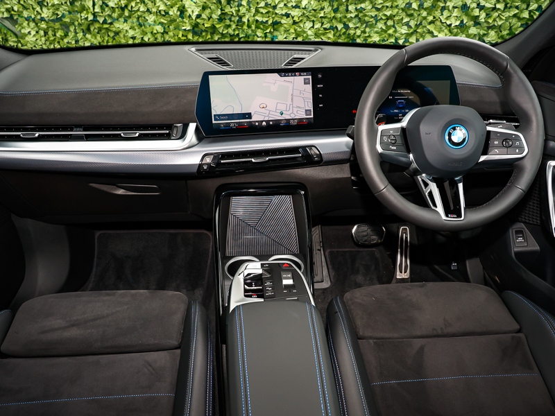 BMW iX2 150Kw Edrive20 M Sport 65Kwh Blue #4