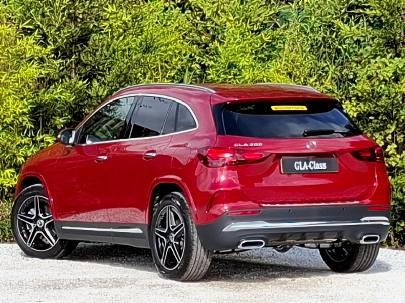 Mercedes-Benz GLA Class Gla 200 Amg Line Executive Red #2
