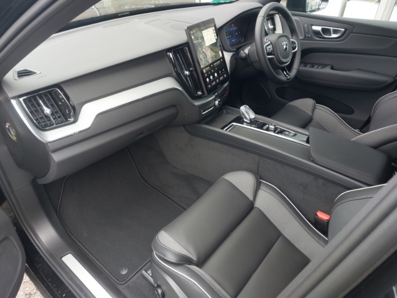 Volvo XC60 2.0 B5p Plus Black Edition Awd Geartronic Black #5