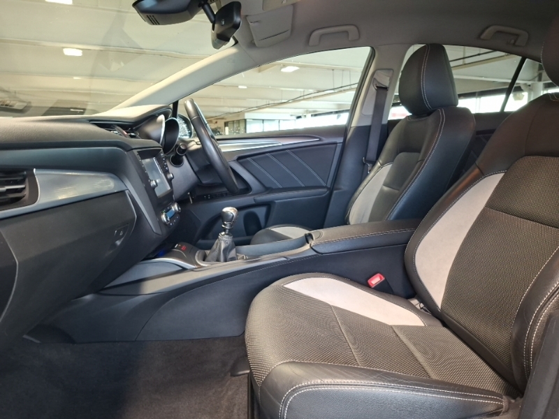 Toyota Avensis 1.8 Design White #5