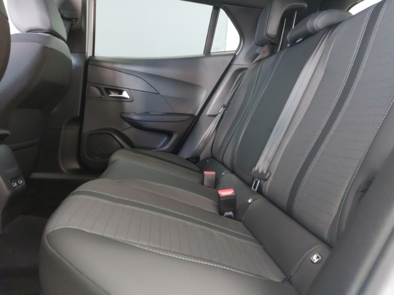 Peugeot 2008 1.2 Puretech 130 Allure Premium White #6
