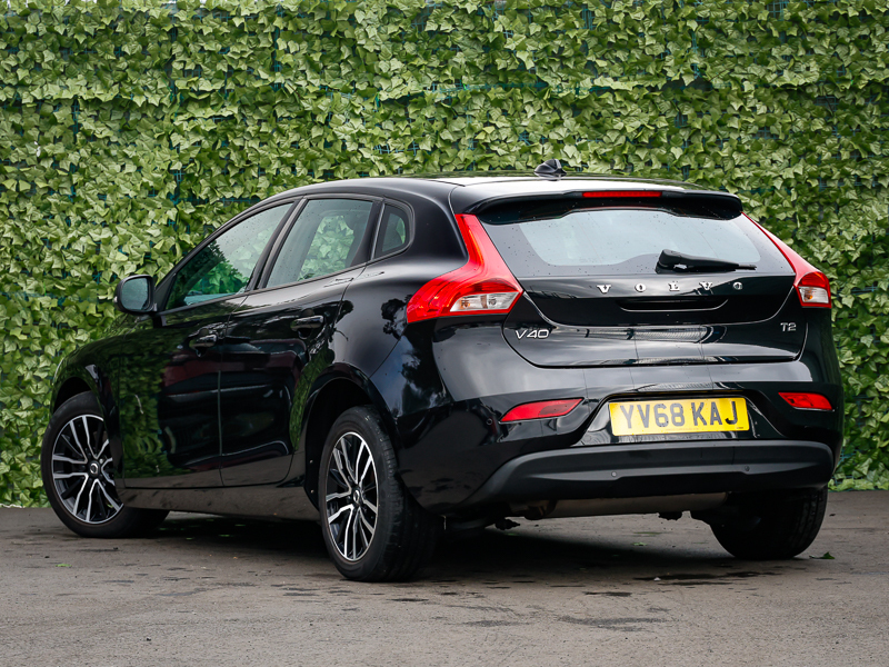Volvo V40 T2 122 Momentum Black #2