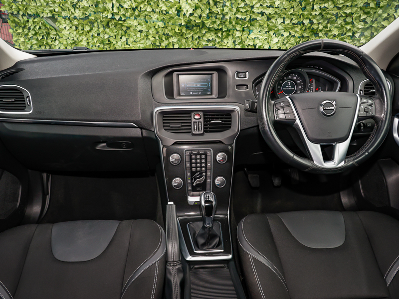 Volvo V40 T2 122 Momentum Black #5