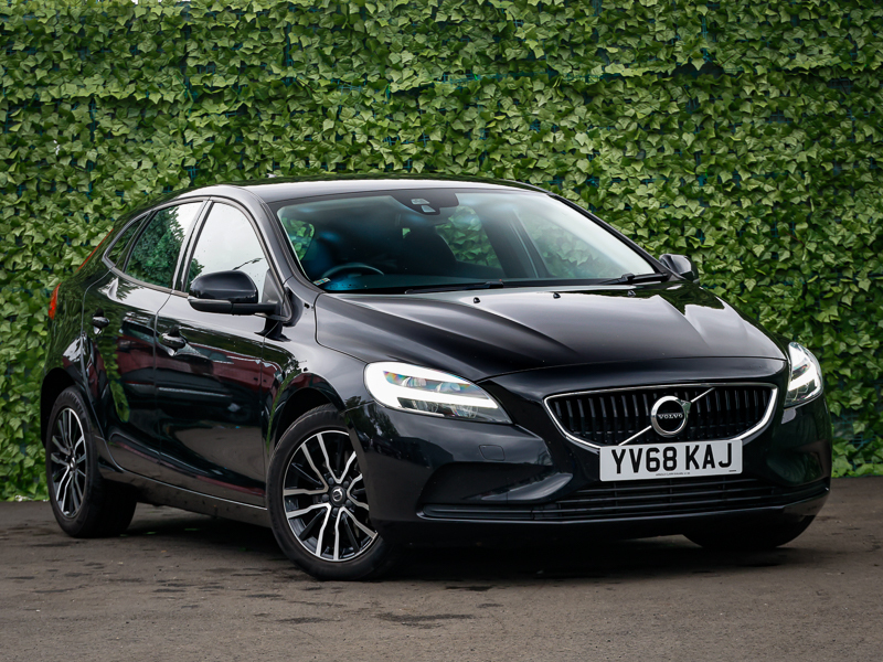 Volvo V40 T2 122 Momentum Black