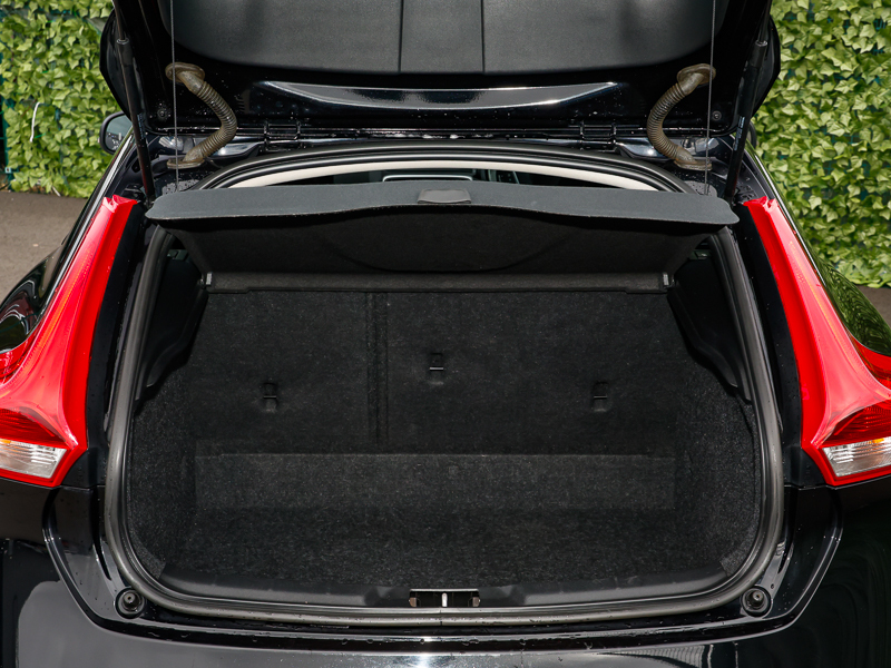 Volvo V40 2.0 D2 Momentum Edition 118 Bhp Black #9