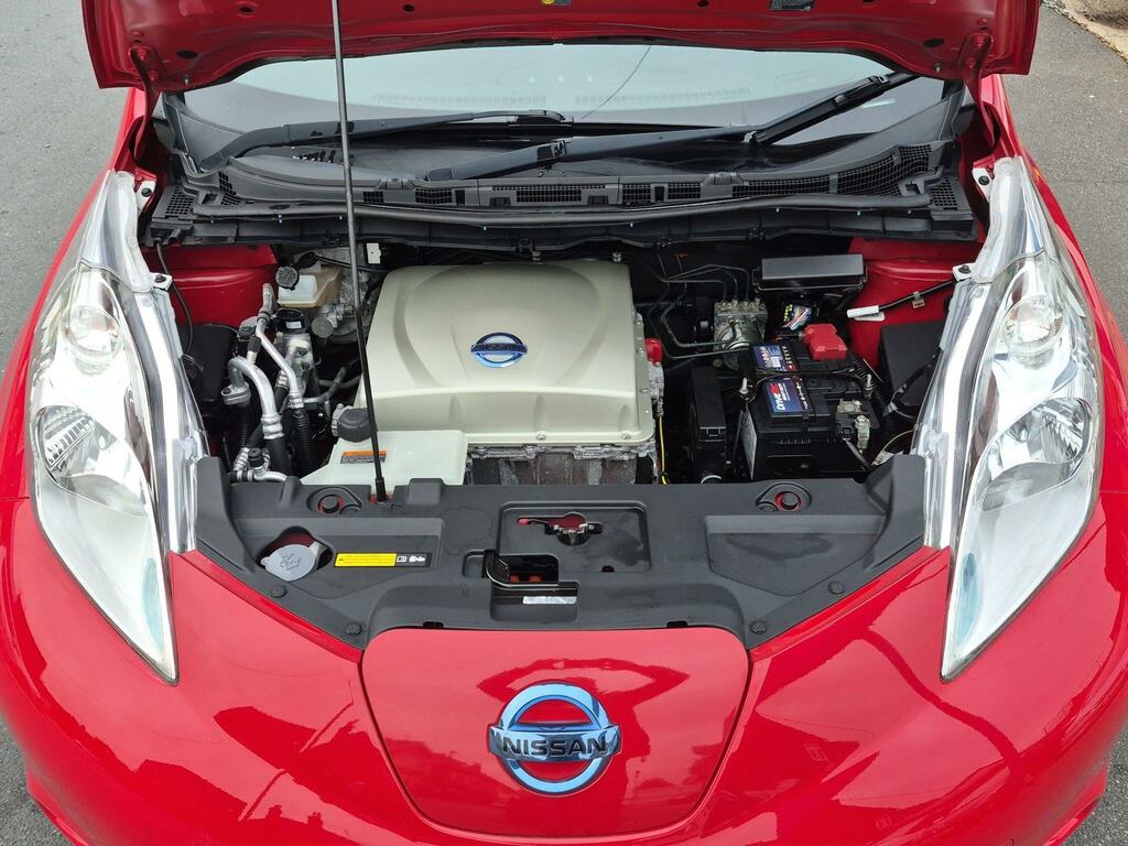 Nissan Leaf Tekna Red #32