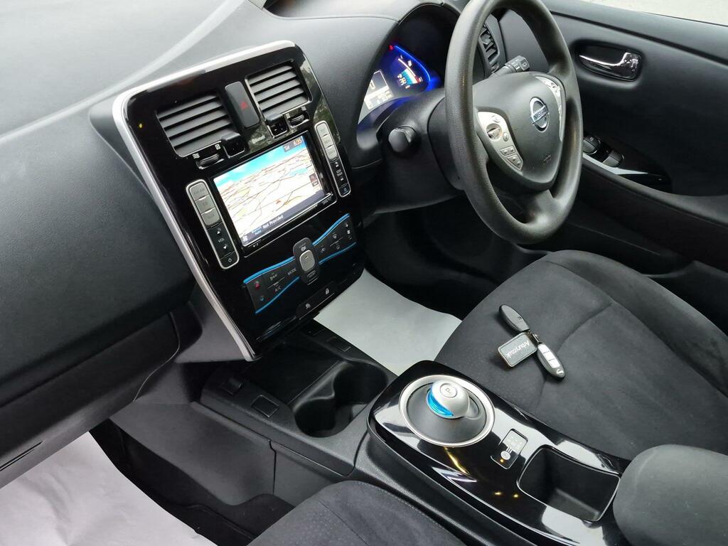 Nissan Leaf Tekna Red #10