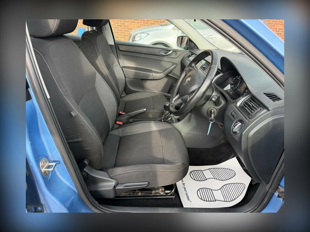 Skoda Rapid 1.6 Tdi Silver #9