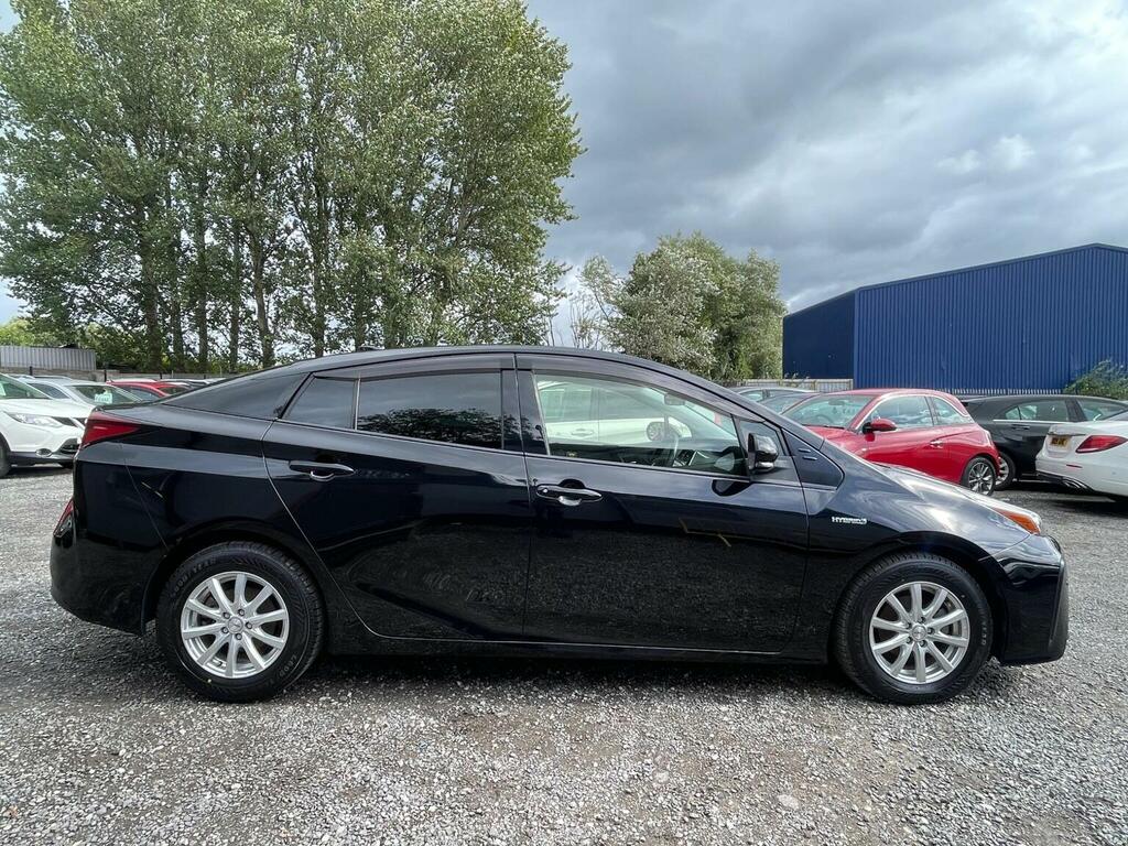 Toyota Prius Active White #9