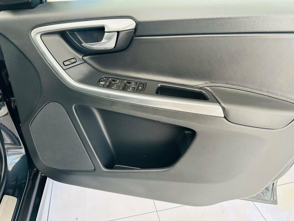 Volvo XC60 4X4 2.4 Silver #30
