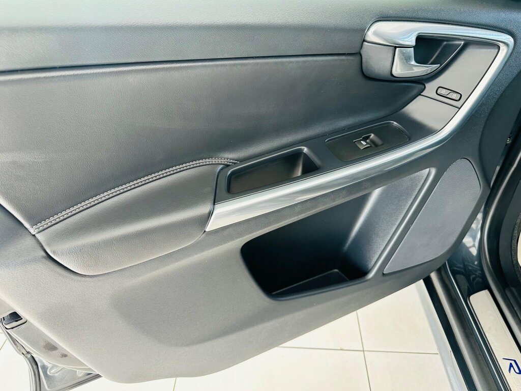 Volvo XC60 4X4 2.4 Silver #44