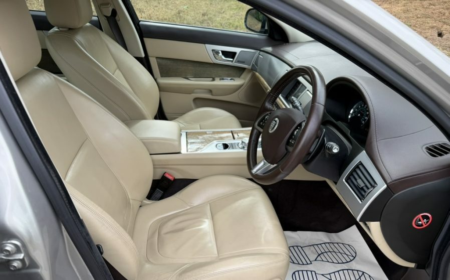 Jaguar XF 2.2 D Premium Red #8