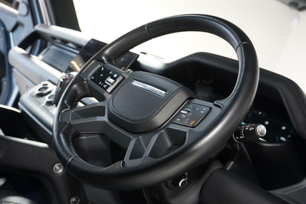 Land Rover Defender 90 X-dynamic Hse Black #50
