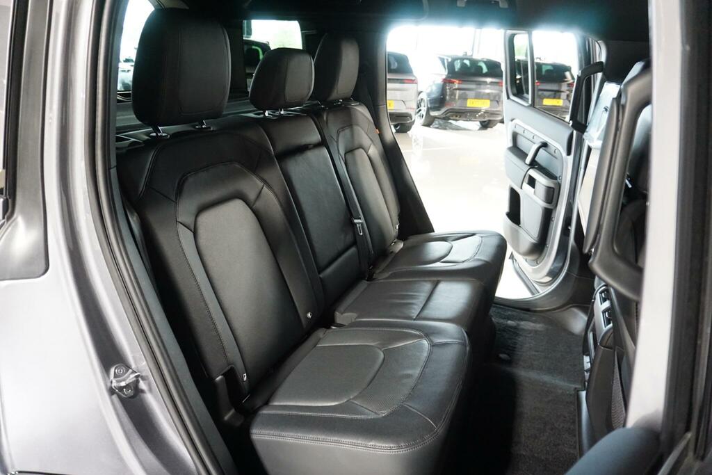Land Rover Defender 110 3.0 D300 X-dynamic Hse White #52