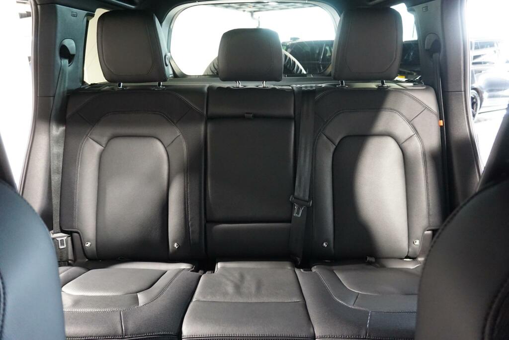 Land Rover Defender 110 3.0 D300 X-dynamic Hse White #8