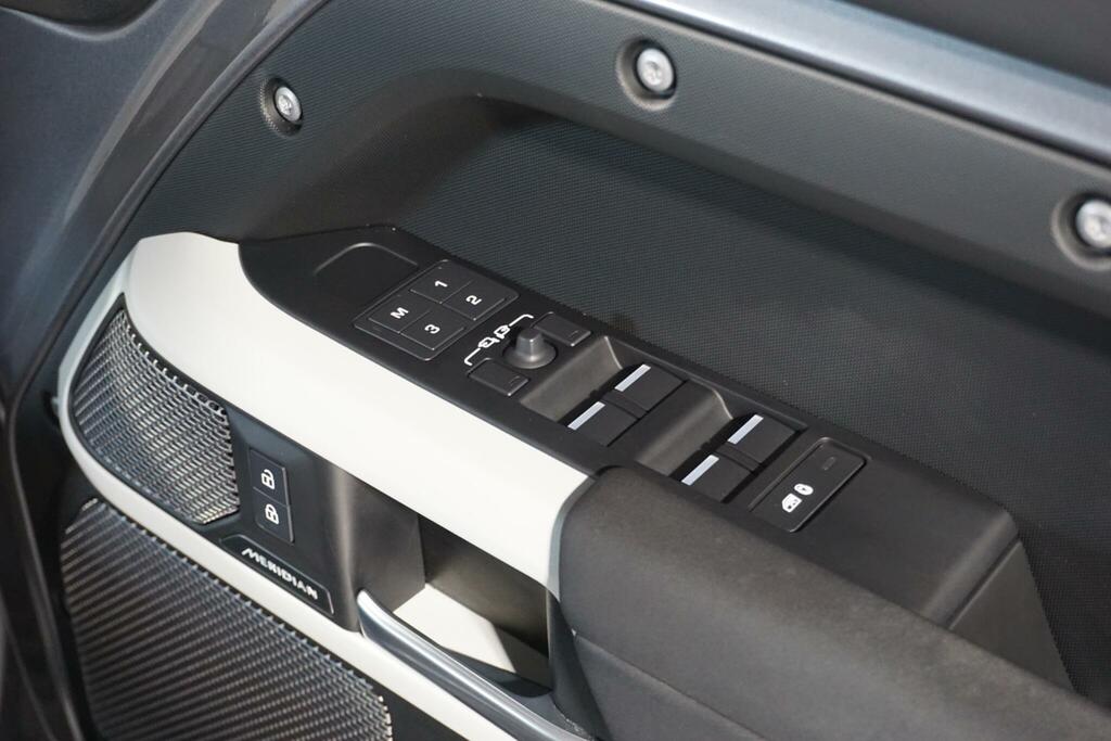 Land Rover Defender 110 3.0 D300 X-dynamic Hse White #62