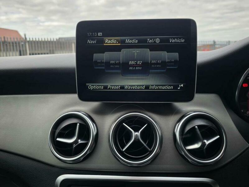 Mercedes-Benz GLA Class 1.6 Urban Edition 7G-dct Euro 6 Ss Red #4