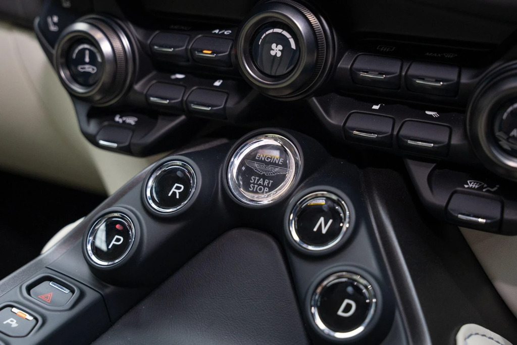 Aston Martin Vantage Vantage V8 Silver #26
