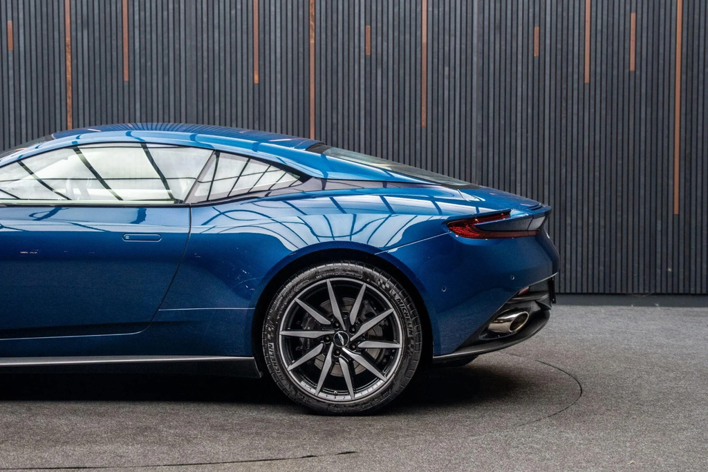 Aston Martin DB11 Amr V12 Coupe White #17