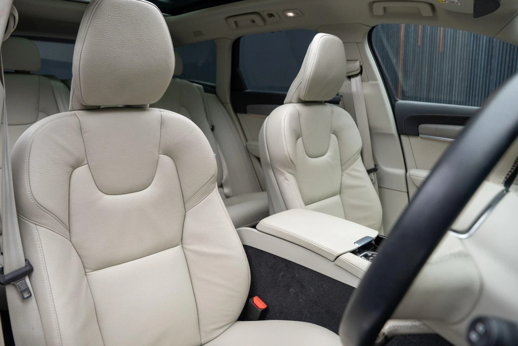 Volvo V90 2.0H T8 18.8Kwh Ultra Estate Plug-in Hy Black #2