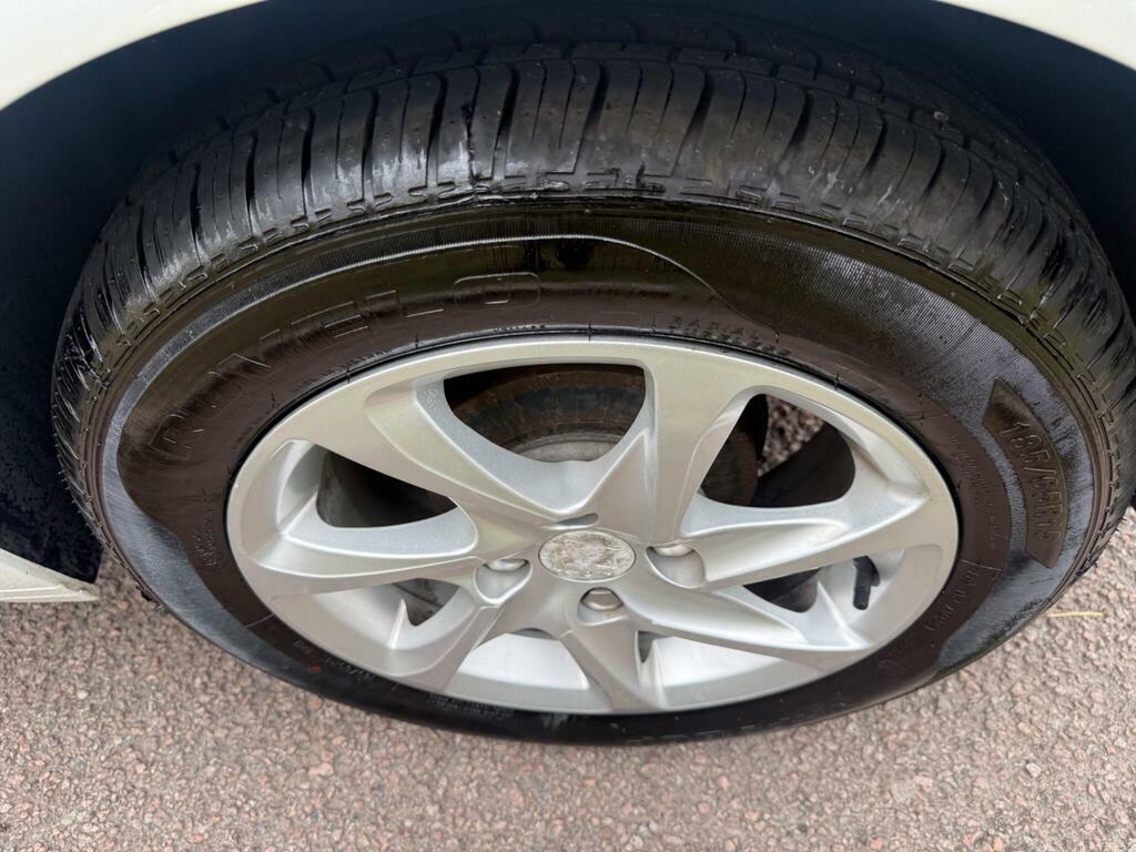 Peugeot 208 208 Active Silver #19