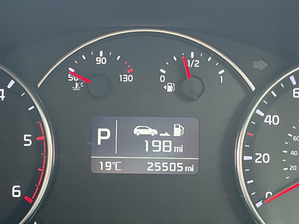 Kia Carens Crdi 4 Isg White #15