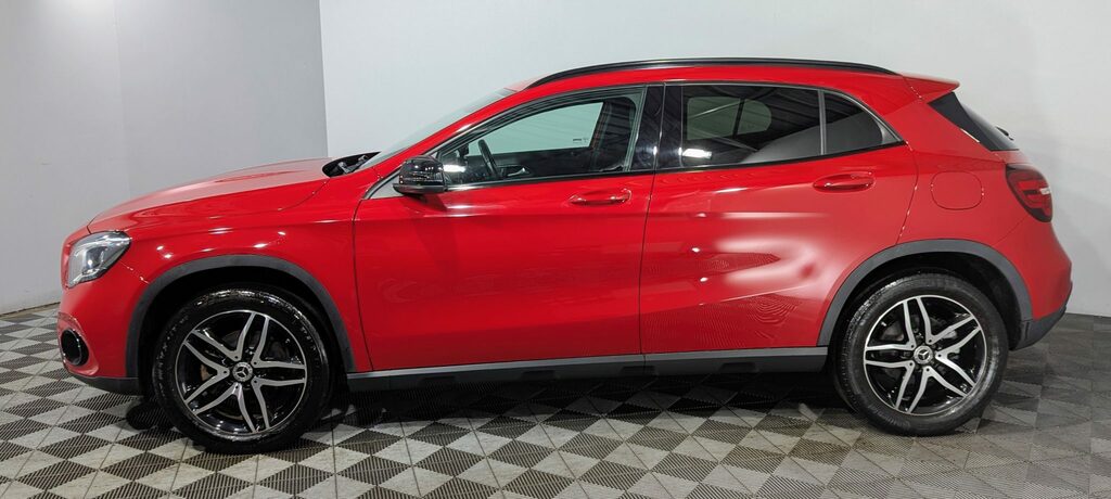 Mercedes-Benz GLA Class Gla 180 Urban Edition Red #3